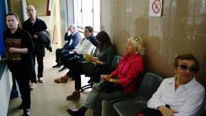 Varias personas esperan a ser atendidas en un centro de salud de Barcelona