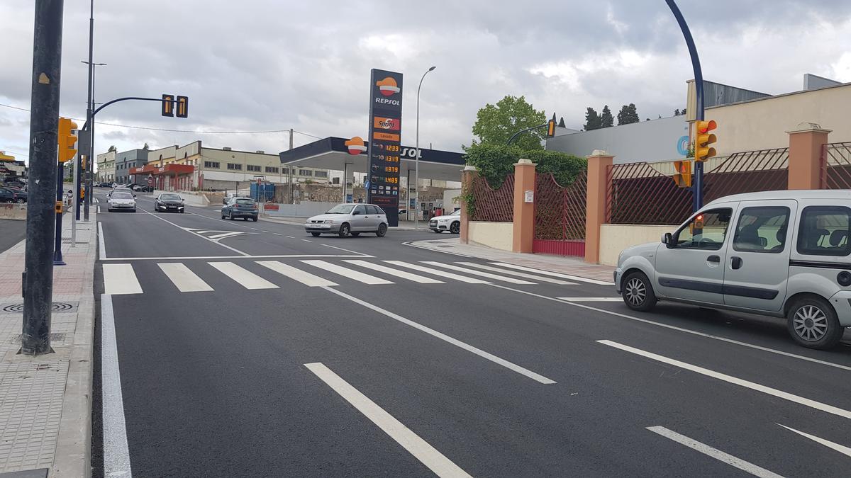 El carril de acceso al polígono de La Viñuela en Lucena.