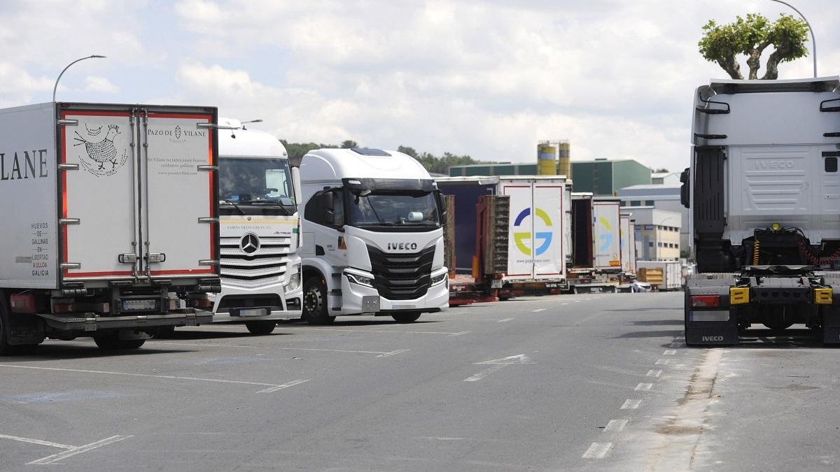 Camiones aparcados en un polígono industrial