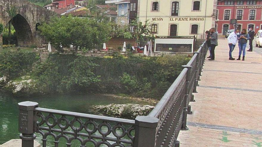 Cangas remoza las barandillas del &quot;puentín&quot;