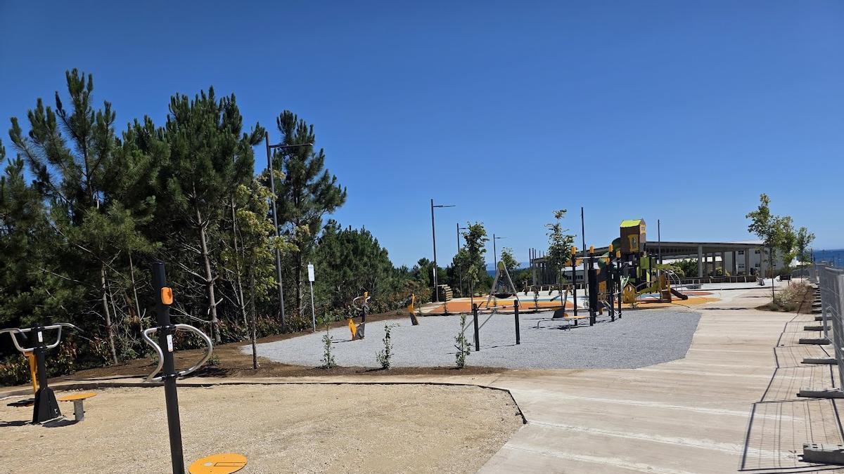 La culminación del pabellón, al fondo, se acompaña de parque infantil, circuito de calistenia y zona biosaludable.