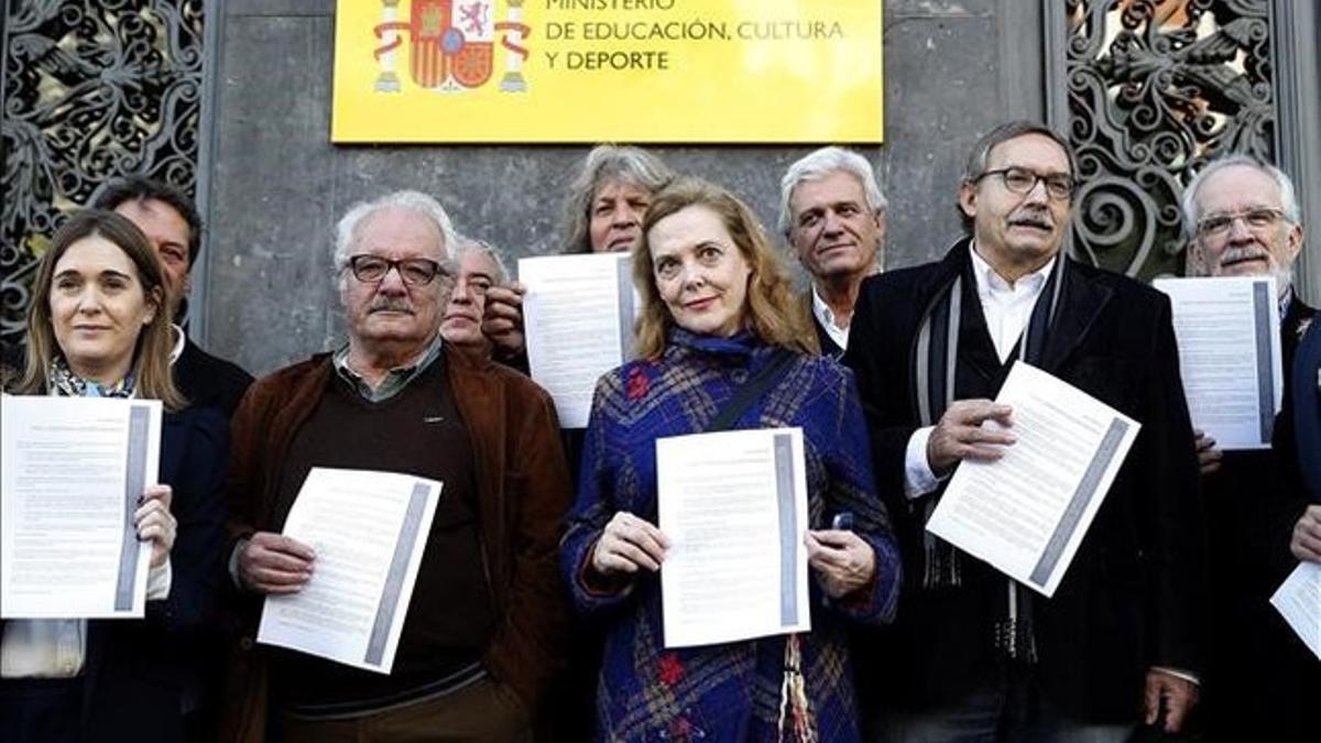 Los escritores Marta Rivera de la Cruz, Javier Reverte, Rafael Soler, Paloma Pedrero, junto al humorista Forges y el cantaor Jose Merce, antes de entregar en el Ministerio de Educación una declaración para seguir creando sin renunciar a la pensión