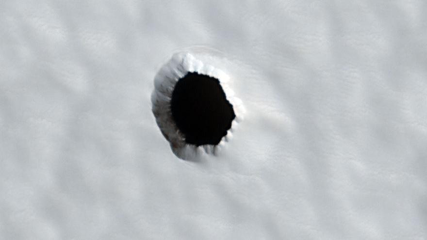 Descubren un misterioso agujero en la superficie de Marte y nadie sabe qué hay en su interior