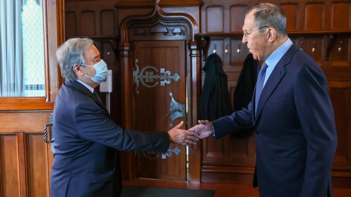 António Guterres saluda a Serguéi Lavrov.