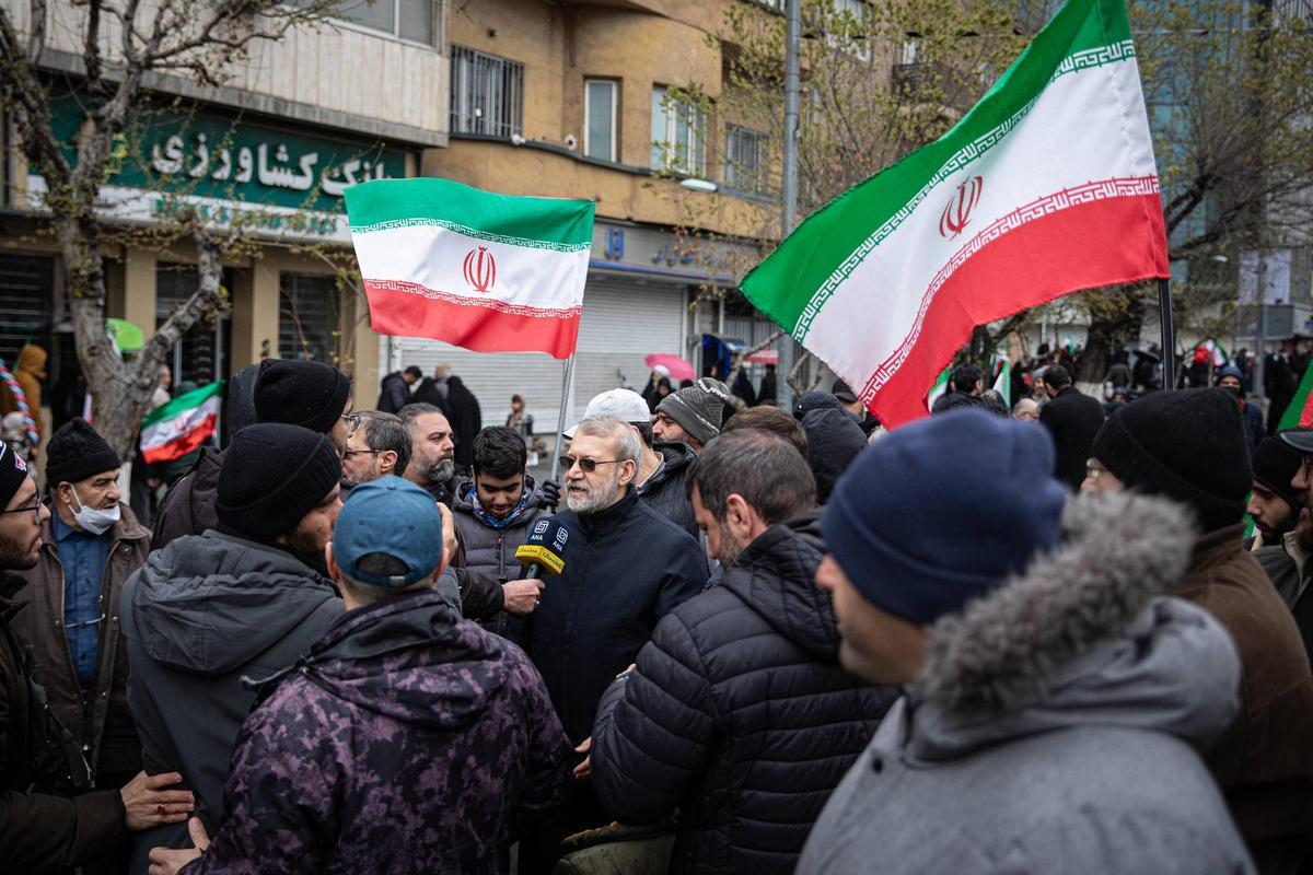 Ali Larijani (c), secretario del Consejo Supremo de Seguridad Nacional de Irán, participa en la marcha del Día de Al Quds (Jerusalén), una conmemoración en apoyo al pueblo palestino que se celebra el último viernes del mes sagrado islámico del Ramadán, en Teherán, el 13 de marzo de 2026