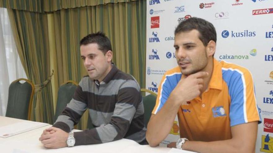 Antonio Pérez (izquierda), entrenador del Leyma, y el jugador Javi Román, ayer durante una rueda de prensa previa al partido. / víctor echave