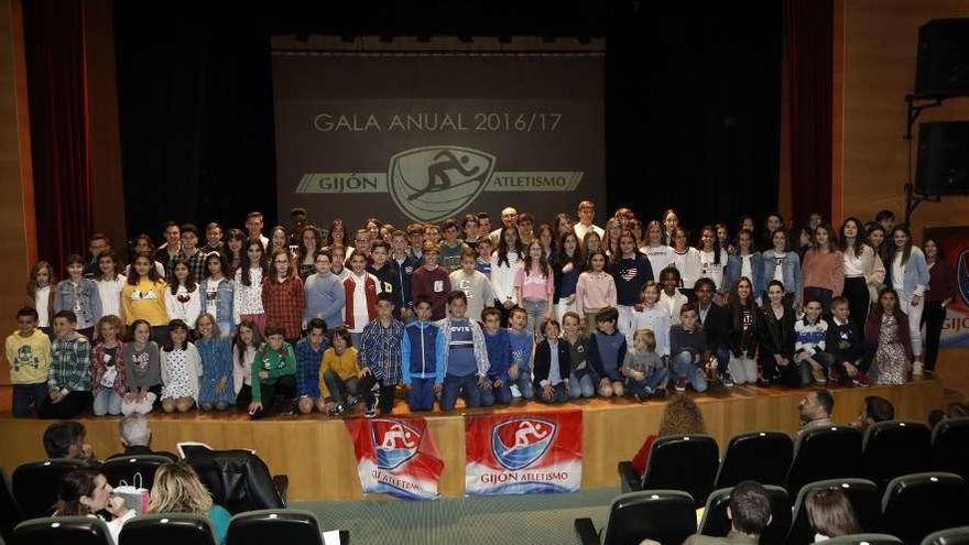 Los premiados, posando ayer juntos en la gala del club Gijón Atletismo.