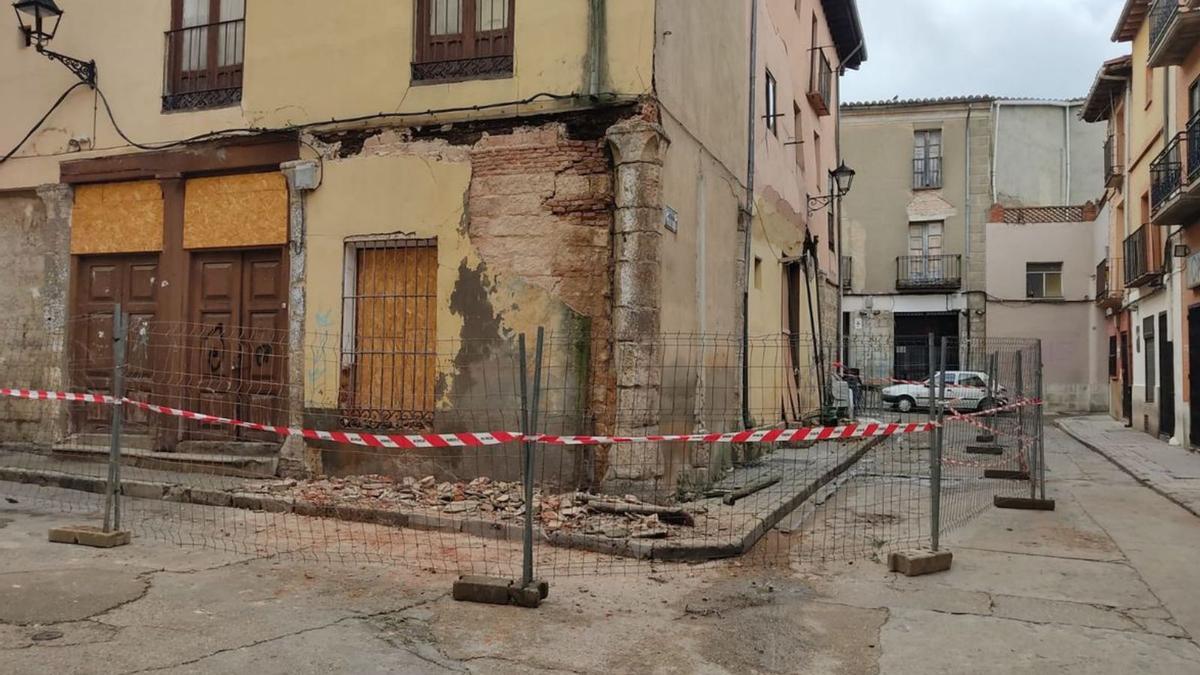 Actuación de seguridad de los Bomberos de Toro en un edificio de la esquina de Zapateros con Trasalfóndiga  | BOMBEROS DE TORO