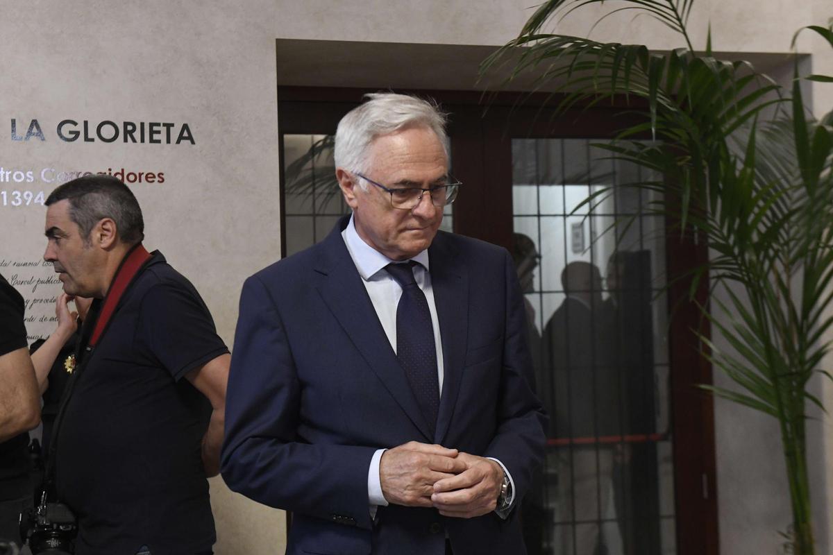 Las imágenes de la despedida a José Ballesta en la capilla ardiente instalada en el Salón de Plenos del Ayuntamiento de Murcia