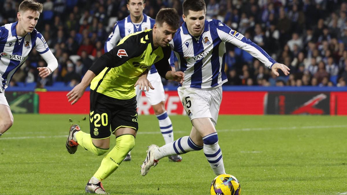 Igor Zubeldia pelea un balón con Giovani Lo Celso durante el partido de LaLiga entre Real Sociedad y Real Betis Balompié de la temporada pasada