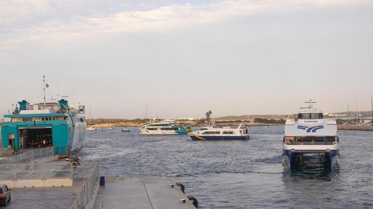 Barcos de linea regular en el puerto de la Savina