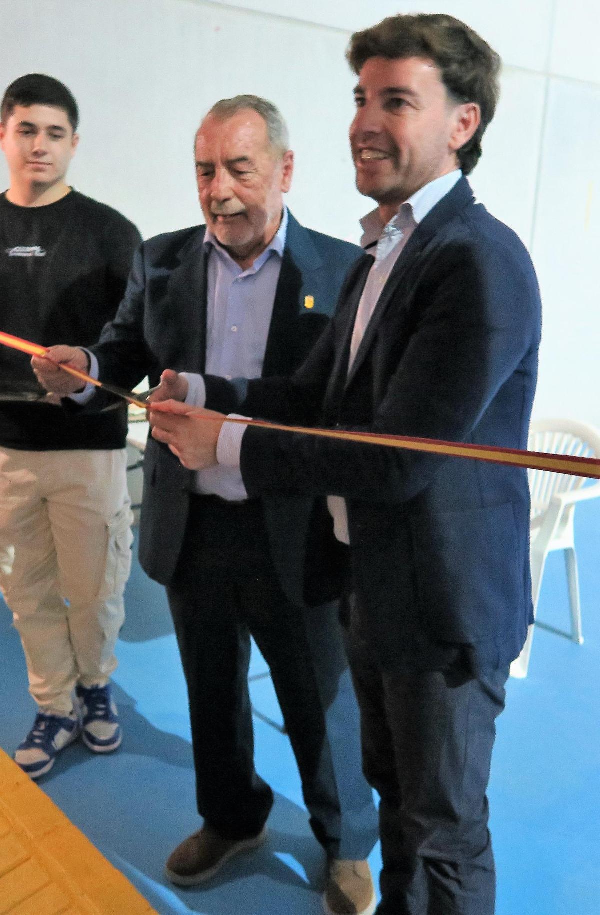El alcalde y el director general cortan la cinta para inaugurar el pabellón.