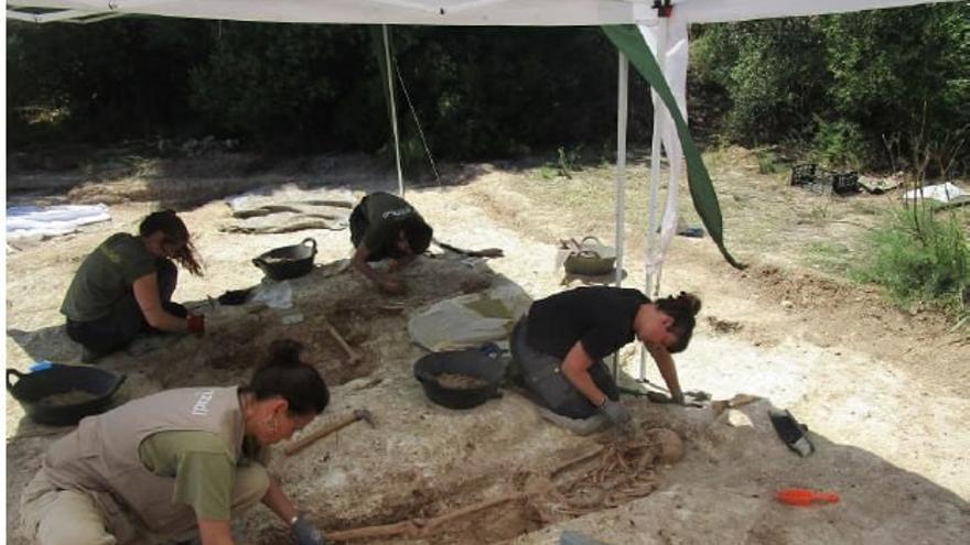 Excavaciones de las fosas en la playa de Sa Coma en las que se han exhumado los restos de nueve personas.