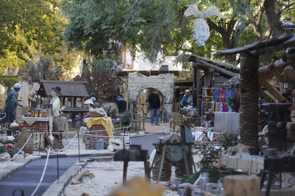 Usuarios en el belén monumental de Xàtiva, en una imagen captada este año.