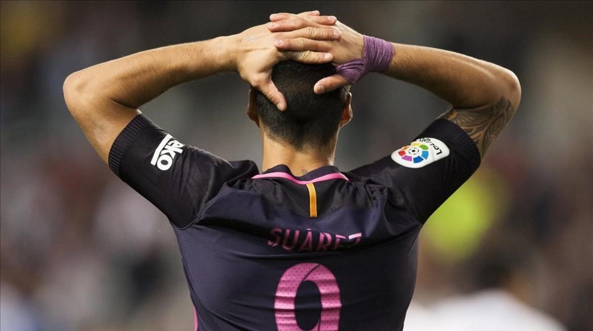 zentauroepp37990646 fc barcelona s luis alberto suarez puts his hands behind his170409000003