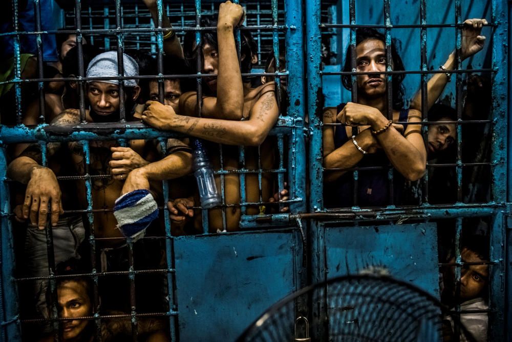 Sospechosos por tráfico de drogas en una pisión de Manila, Filipinas. Daniel Berehulak.