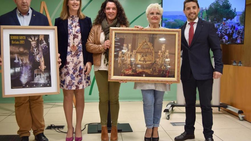 La delegada de Cultura, Carmen Casero, y el alcalde de Arriate, Melchor Conde, en la presentación de los carteles de la Semana Santa del municipio.