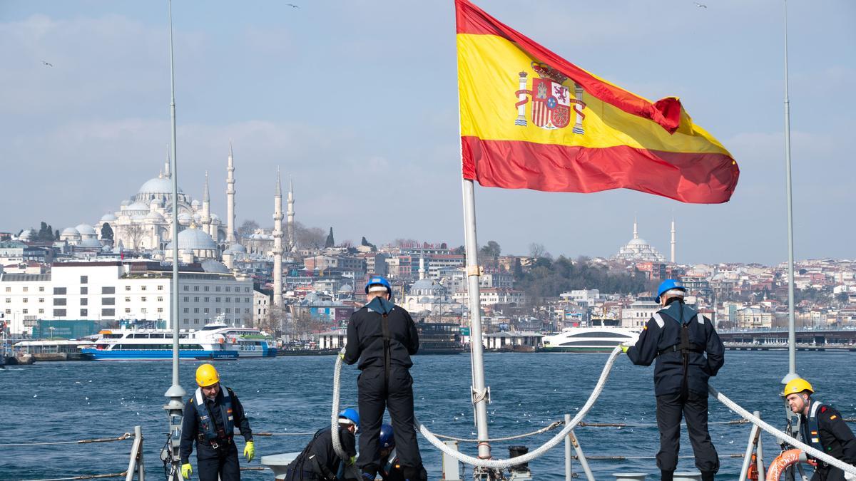 Las fragata &quot;Méndez Núñez&quot; que atracará en Alicante, durante una visita a Estambul.