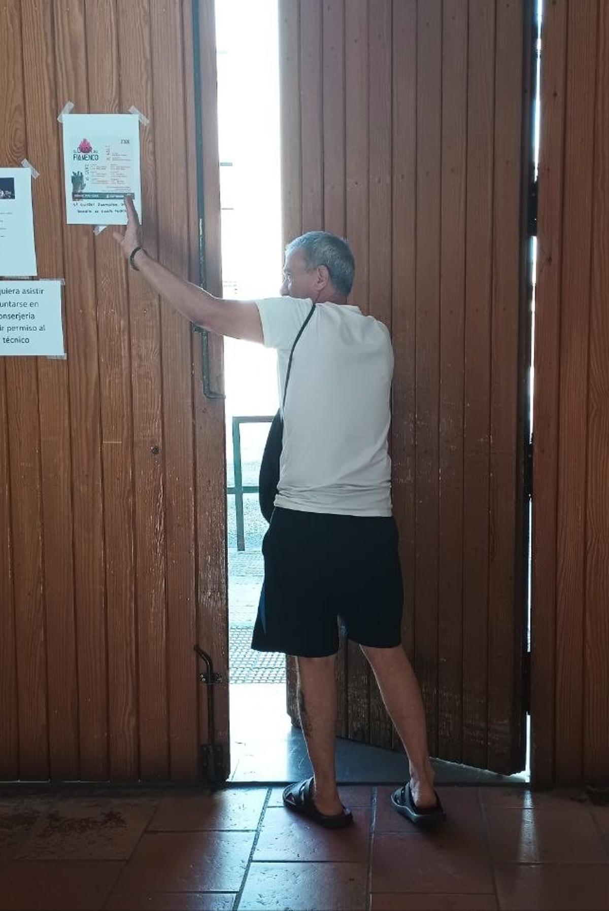 Francisco se despide al salir de la Casa de Acogida tras una visita.