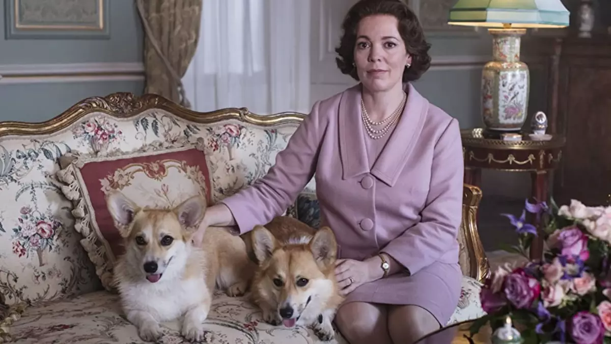 Olivia Coldman encarnando a Isabel II en &#039;The Crown&#039;, junto a sus perros.