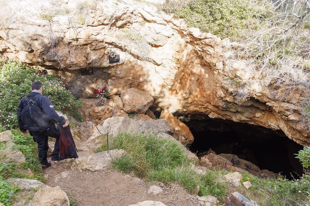 Buceadores en la Cueva del Agua, Isla Plana