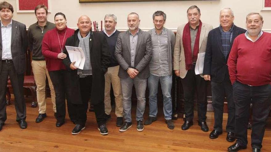 Los alcaldes de Arteixo, Sada, Bergondo, Abegondo, Carral, Cambre, A Coruña, Oleiros, Betanzos y Culleredo, ayer tras la reunión en María Pita.