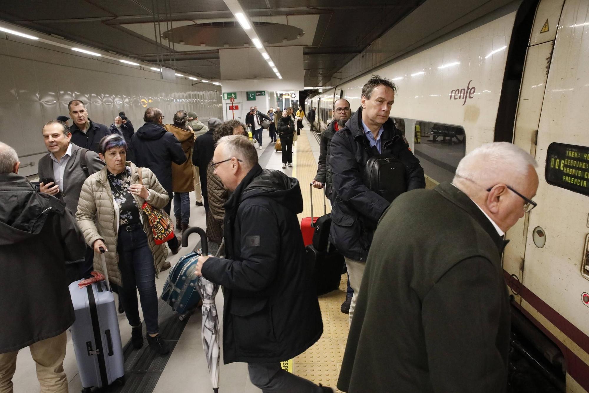 Los asturianos que estrenan el AVE a Madrid: así fue el primer viaje de pasajeros