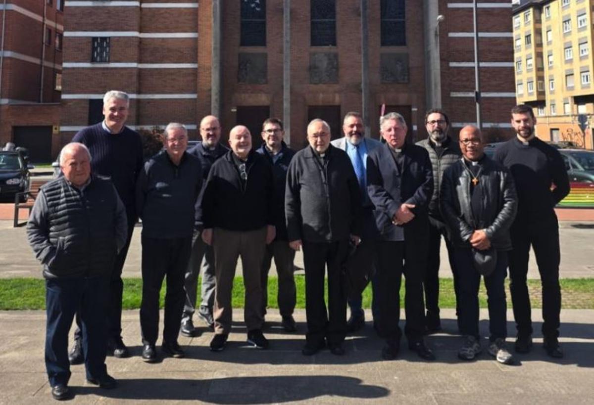 Encuentro del Arzobispo de Oviedo, Jesús Sanz Montes, en el centro, con los sacerdotes de la comarca del Caudal para preparar la visita pastoral