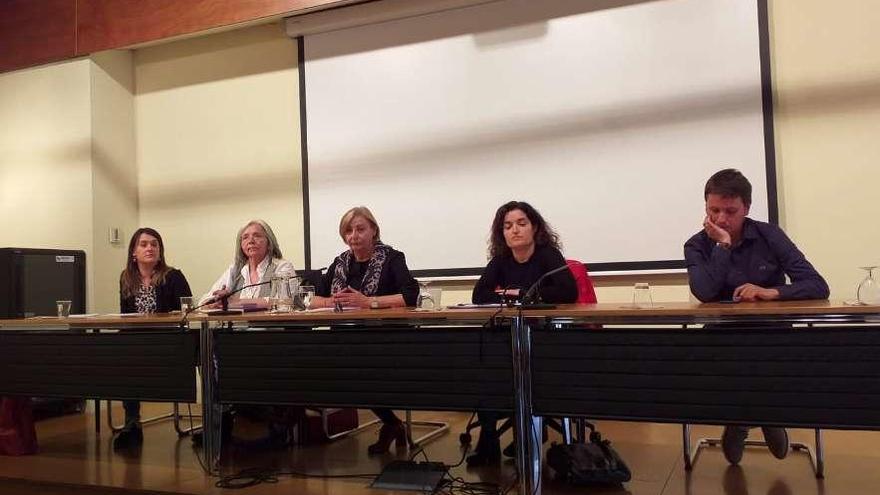 Alba Bobes, Emma Valdeón, Mariví Monteserín, Yolanda Martínez y David Artime, en el palacio de Valdecarzana.