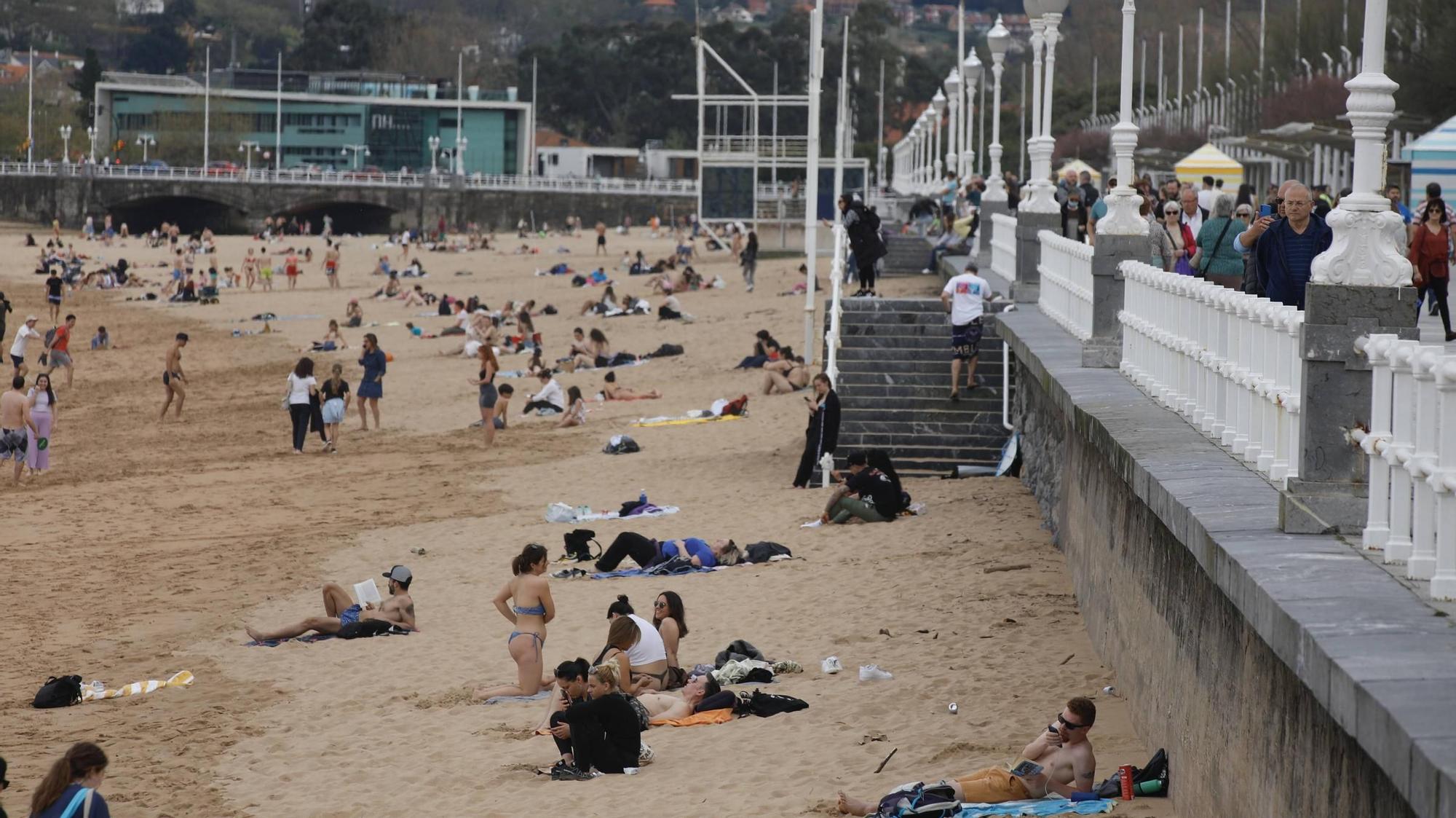 Gijón disfruta del calor primaveral (en imágenes)