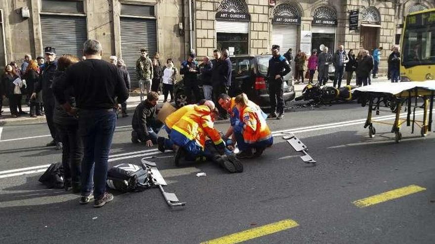 El motorista herido, antes de su traslado. // Brais Lorenzo