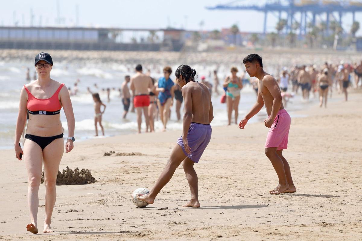 Las playas de València se llenan ante las altas temperaturas
