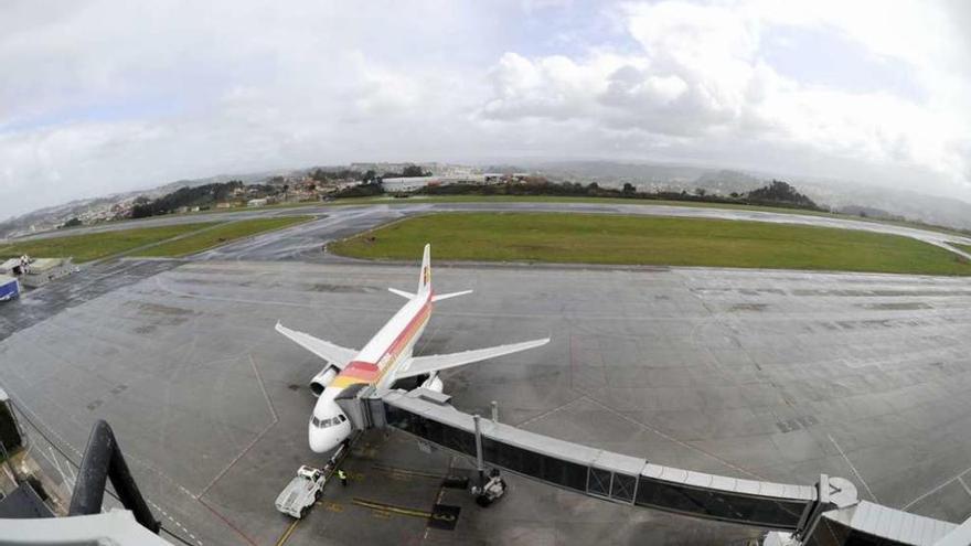 Un avión, en Alvedro, visto desde la torre de control.