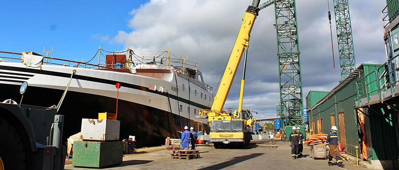 Trabajos para la construcción de un catamarán en Figueras (Castropol). | Tania Cascudo