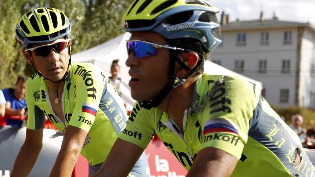 Alberto Contador cruza la meta de Puebla de Sanabria tras caer, acompañado por Jesús Hernández