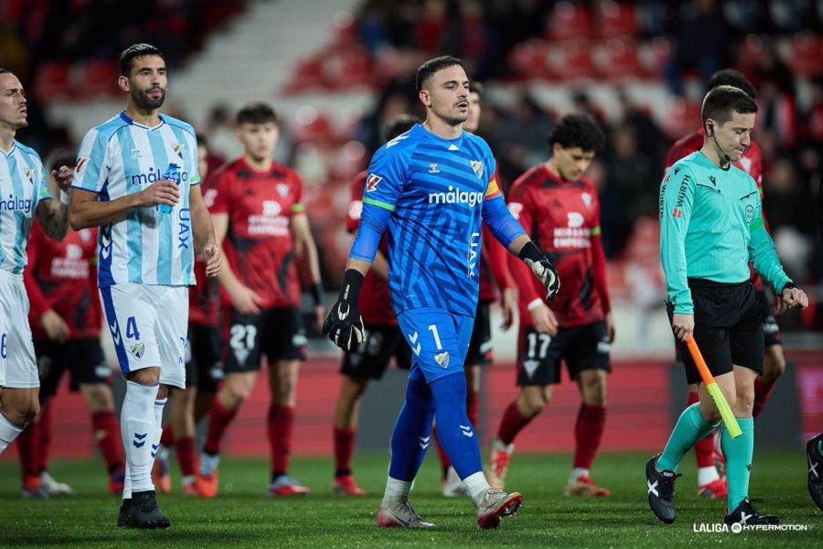 Salida al césped de Anduva de los jugadores del Málaga CF y el Mirandés.