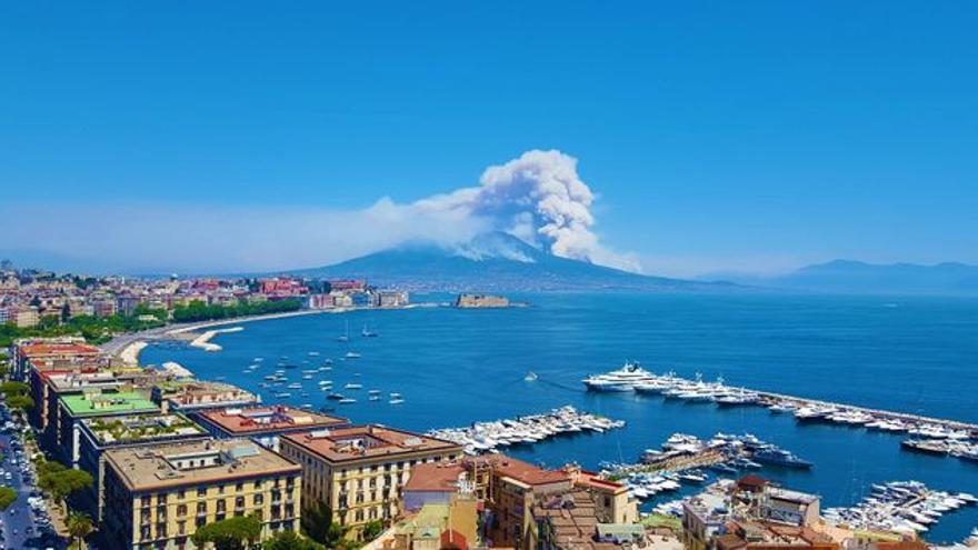 Un turista cau al volcà del Vesuvi mentre buscava el mòbil