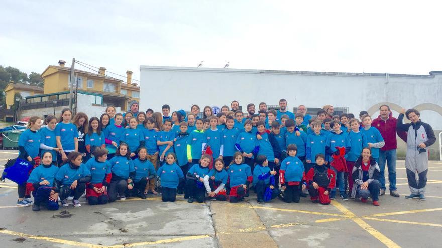 Foto de familia de los entrenadores y participantes en el Clinic de Navidad del Marítimo de Canido.