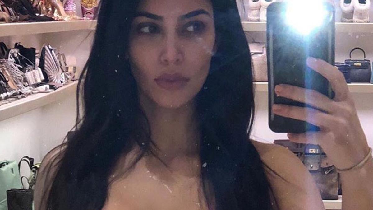 Selfie de Kim Kardashian en su armario de accesorios