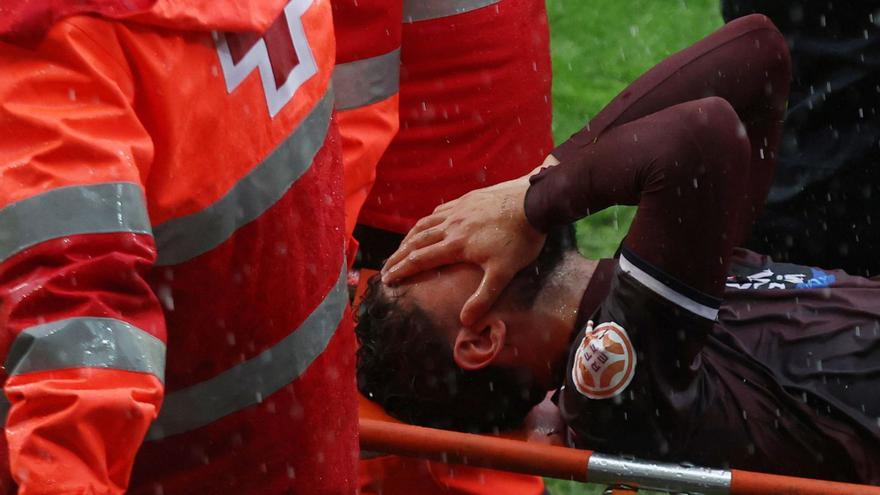 Juanra sale en camilla del campo tras su grave lesión de rodilla sufrida ante el Mérida.