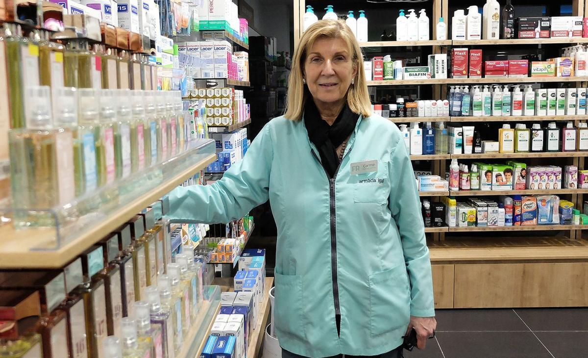 Carme Rigall a la seva farmàcia de Figueres.