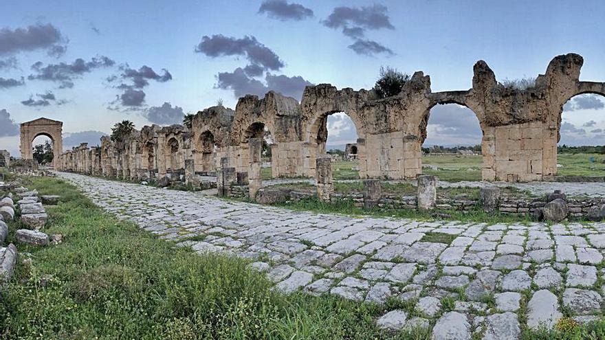 Arco monumental, cercano al hipódromo romano de Tiro.