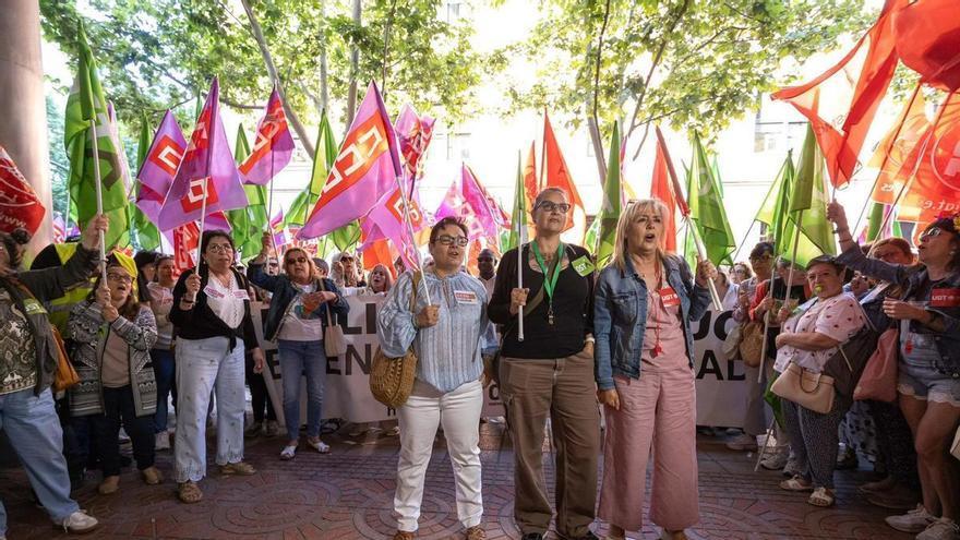 Sigue adelante la huelga indefinida de la limpieza en Aragón tras suspenderse la mediación en el SAMA: "Seguimos alejados"