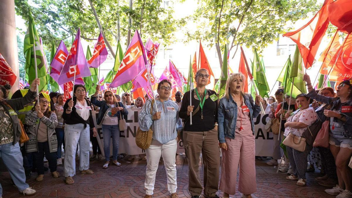Protesta antes de la entrada al Sama, este viernes.