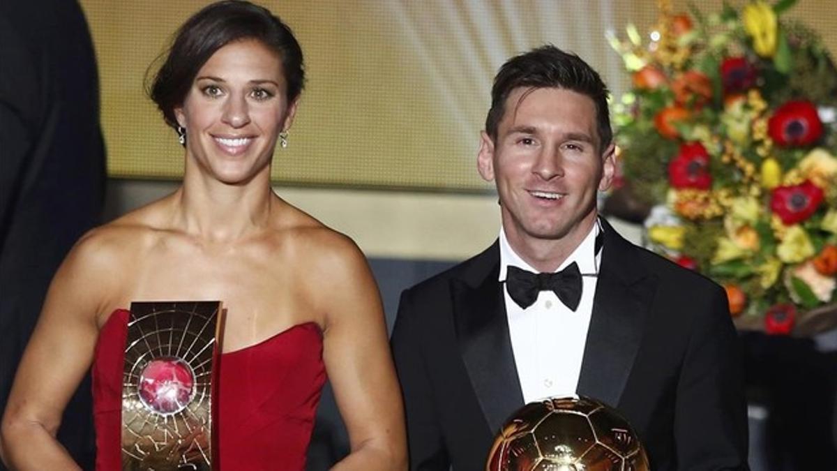 Carli Lloyd posa junto a Messi en la gala del Balón de Oro de Zúrich