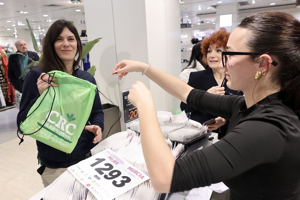 Todas las imágenes de la recogida de dorsales de la Carrera de la Mujer de Murcia