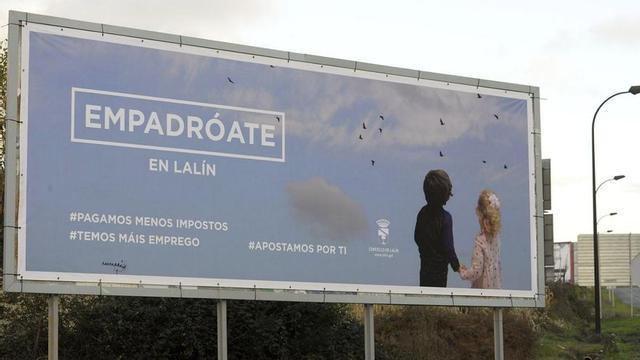 Valla de una de las últimas campañas de empadronamiento en Lalín. | Bernabé/Javier Lalín