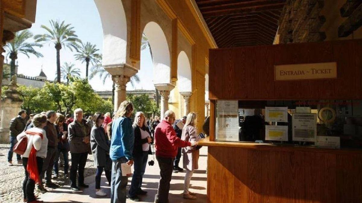 Venta de entradas para visitar la Mezquita-catedral en las taquillas del Patio de los Naranjos.