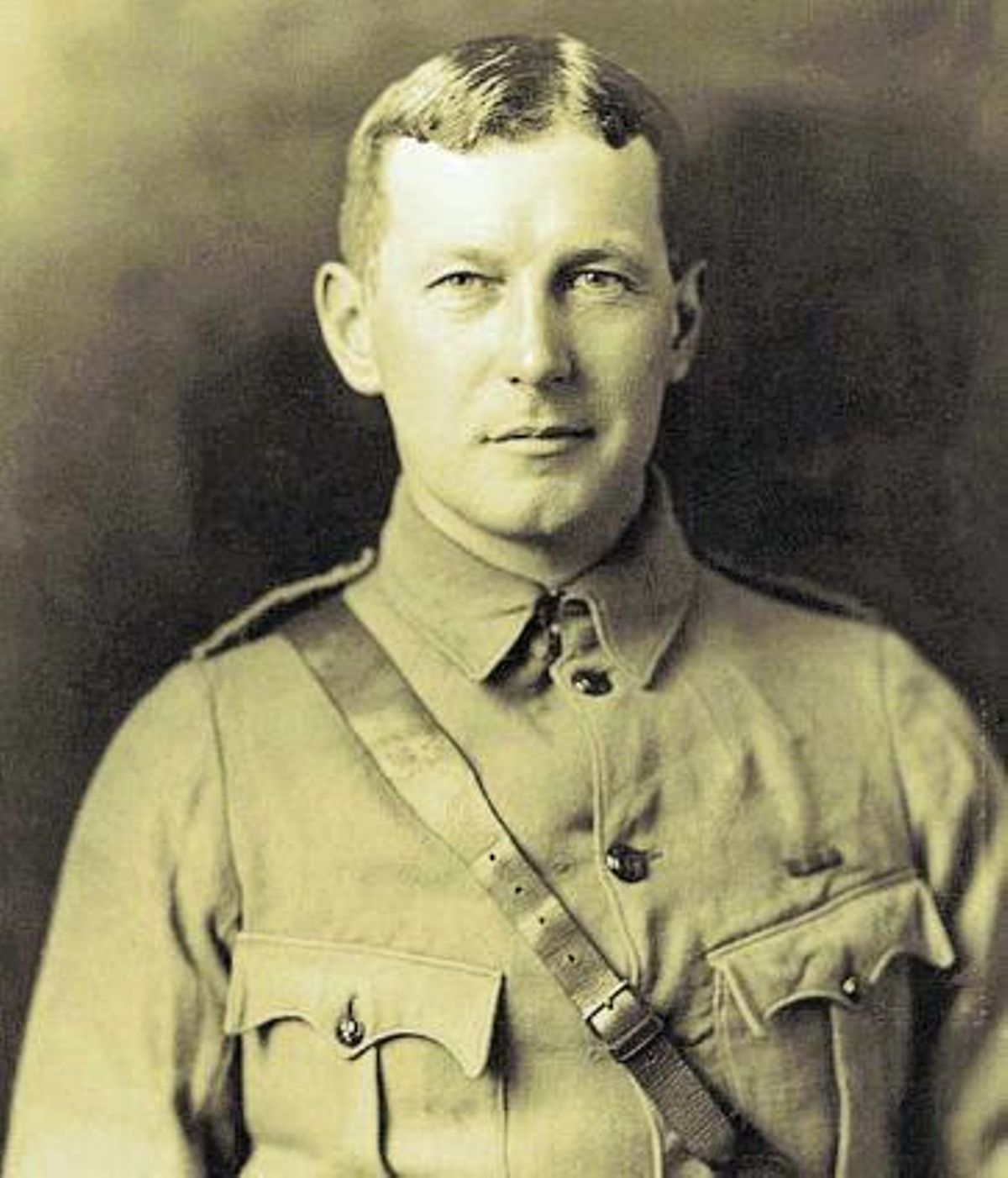 John McCrae, cuyo poema dio pie a la tradición de la amapola.