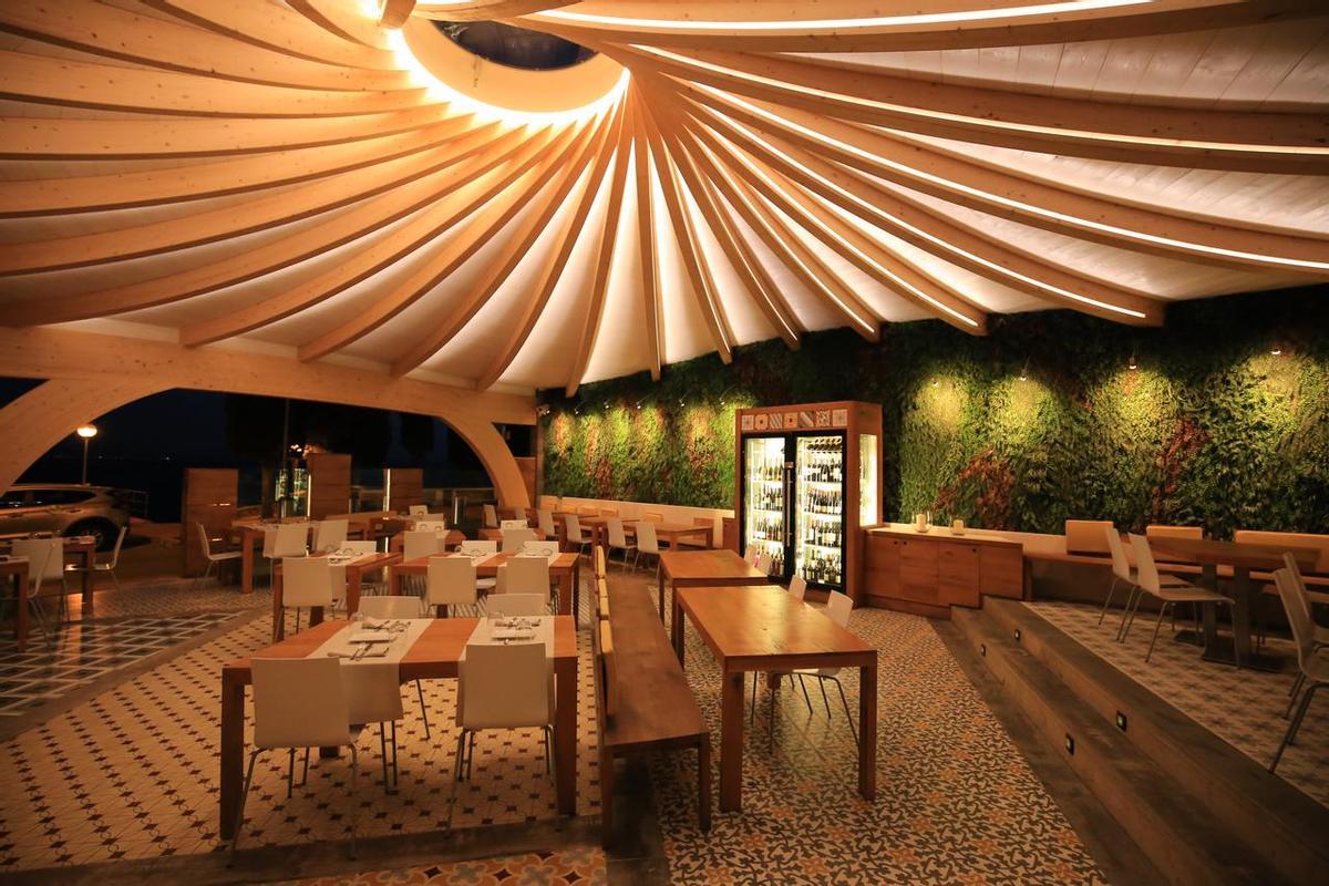 Interior de la terrassa del restaurant Draulic de Roses.